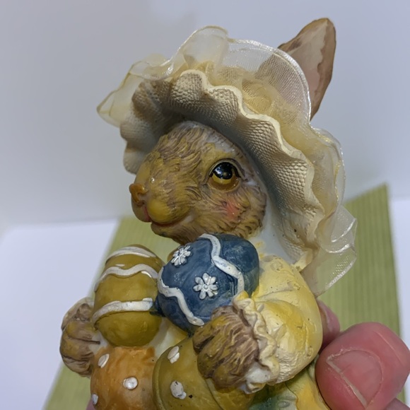 Sitting bunny resin figurine swinging legs - Picture 11 of 14